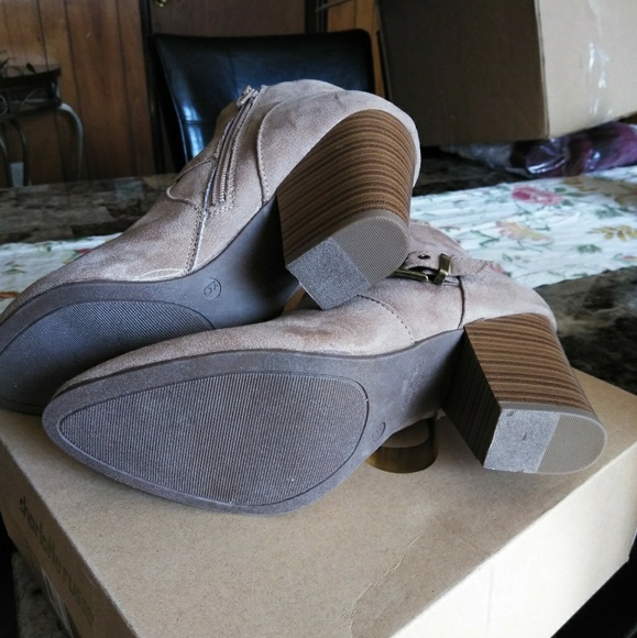 Boots - Picture 3 of 5